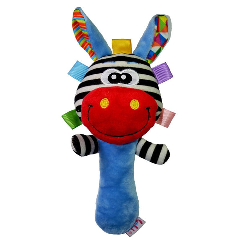 Brinquedos em tecido macio em formas geométricas ou de animais. Além de divertidos e coloridos os brinquedos fazem sons de chacoalho, alegrando as brincadeiras e ajudando no desenvolvimento do seu Bebê.